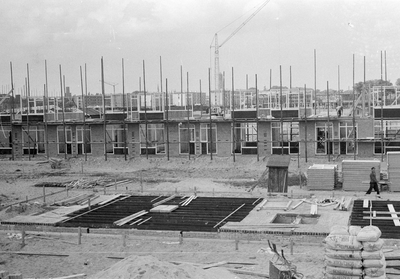 845042 Afbeelding van de bouw van vijftig woningen in de omgeving van het Looplantsoen te Utrecht.